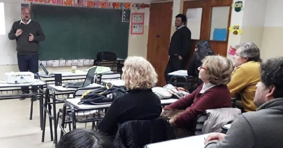 El proyecto de convertir plásticos en aceite de La Trochita despierta interés en el ámbito educativo