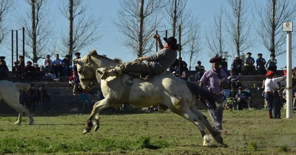 Más de 3000 personas disfrutaron de la quinta fecha del campeonato rionegrino de jineteada