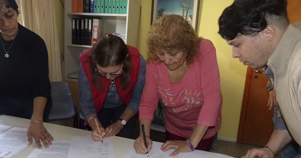 El Centro de Día Esperanza recibió un subsidio para la compra de un bipedestador