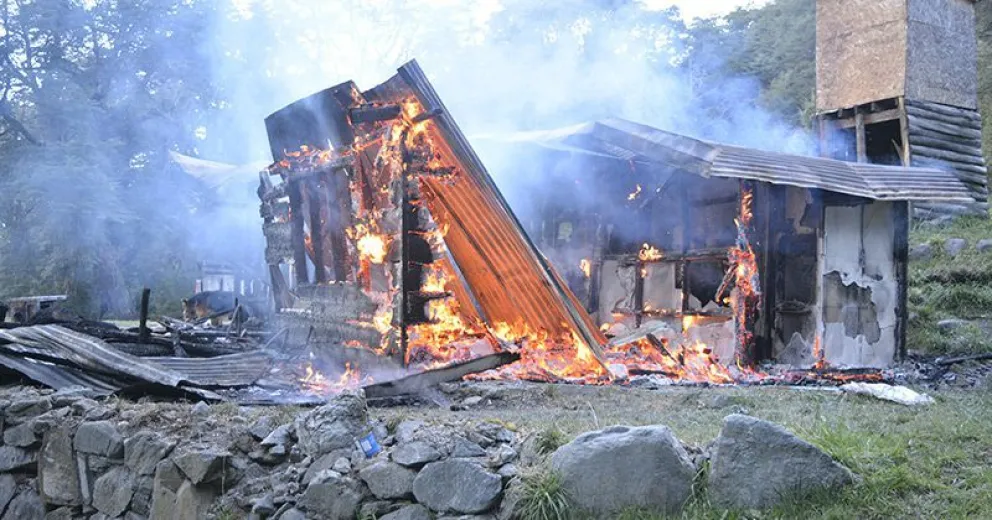Un voraz incendio consumió por completo una casa en Lago Gutiérrez