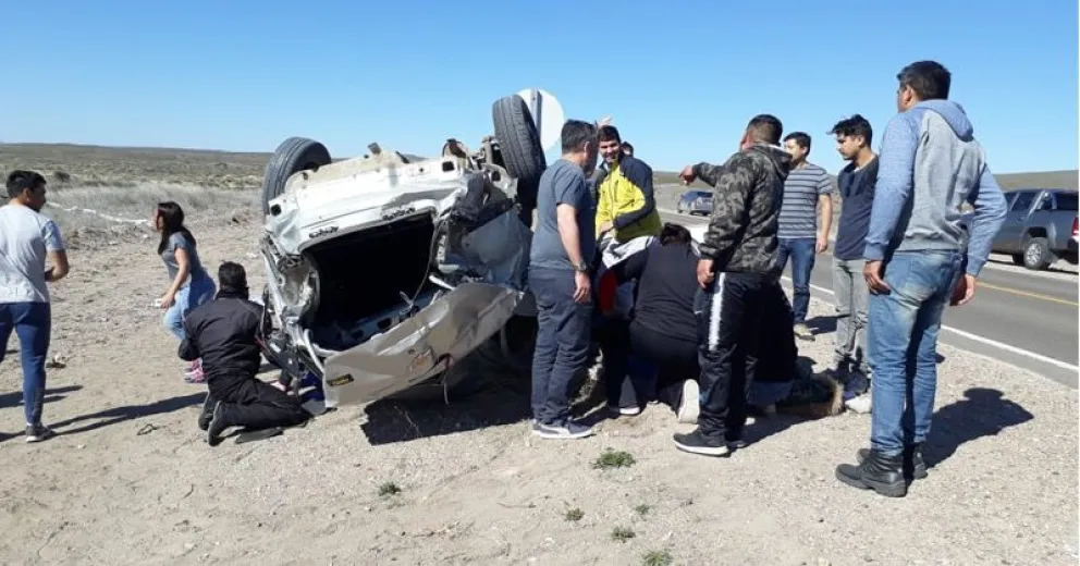 Dos mujeres heridas en un vuelco cerca de Piedra del Aguila