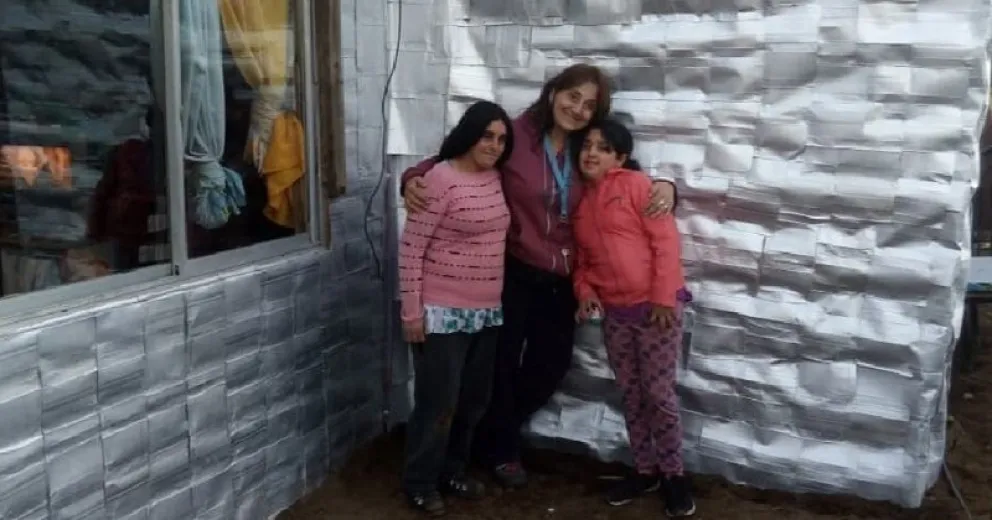 Más mujeres de Bariloche pudieron revestir sus viviendas con envases de tetra pack