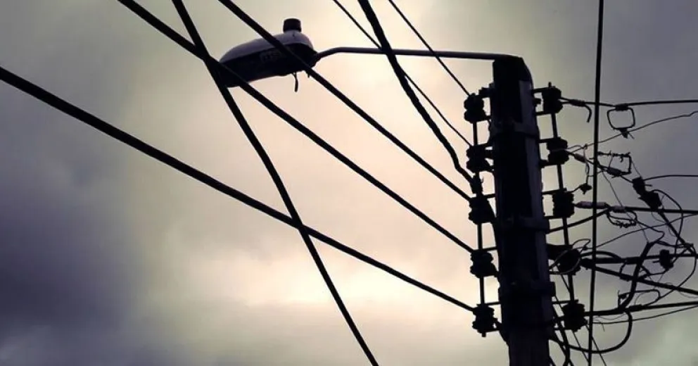 Caída de cables por fuertes vientos dejó sin luz a varios barrios del Alto