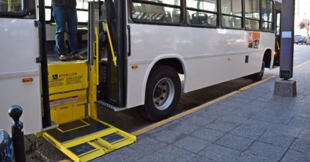 Los colectivos adaptados “nunca” usaron la rampa para personas con discapacidad