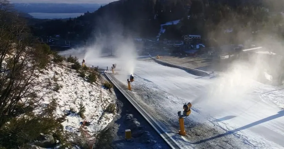 Continúa la fabricación de nieve en Catedral
