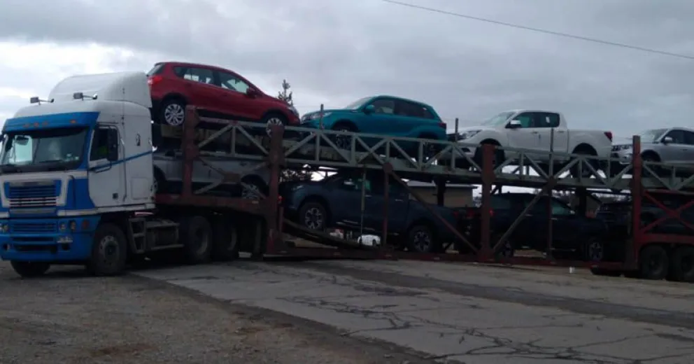 Un camión que trasladaba autos quedó atascado en la avenida Juan Herman