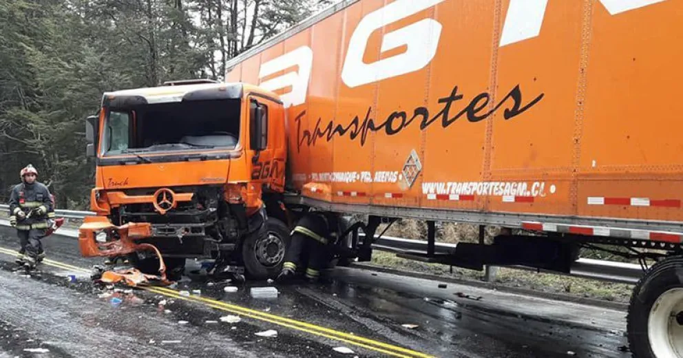 Un camión chocó contra la montaña y otro se despistó para evitar la colisión