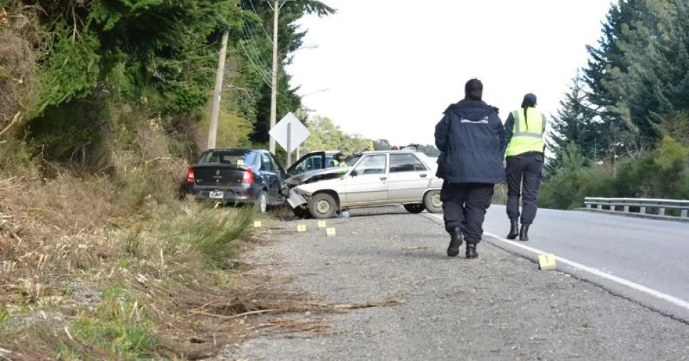 Impactó contra un auto estacionado en Bustillo al 14.800