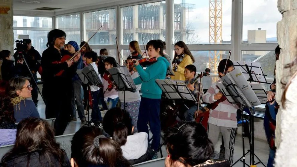 Arte Zonal brilló en el hall del hospital con la Camerata Nova