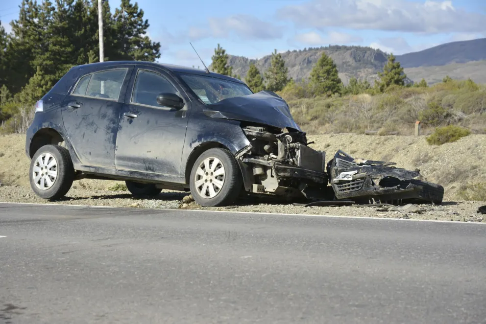 Colisión semifrontal entre dos vehículos en la Ruta 40: hubo heridos leves