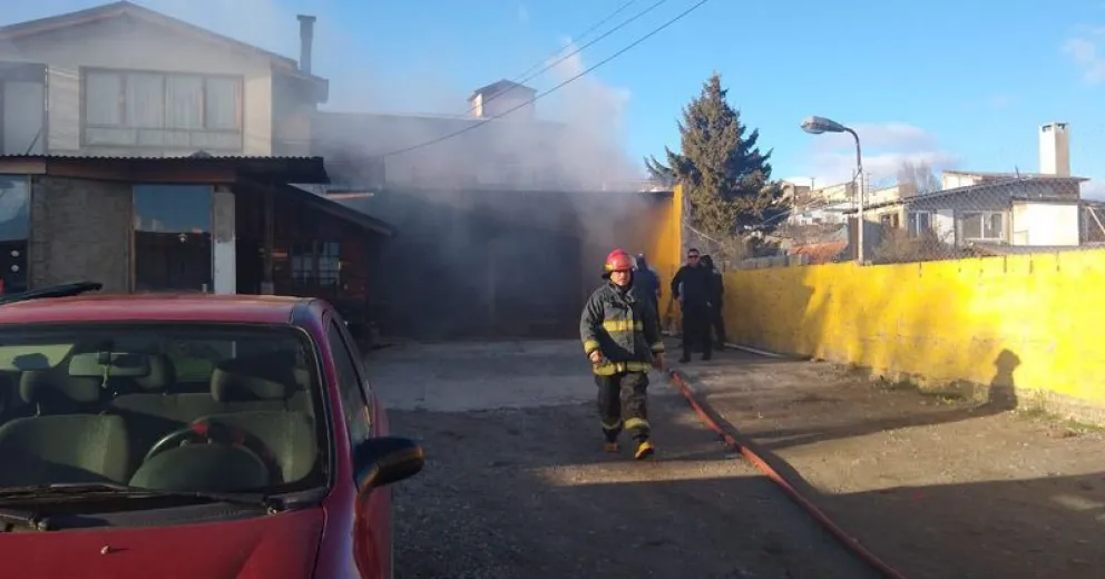 Principio de incendio en un lavadero de autos