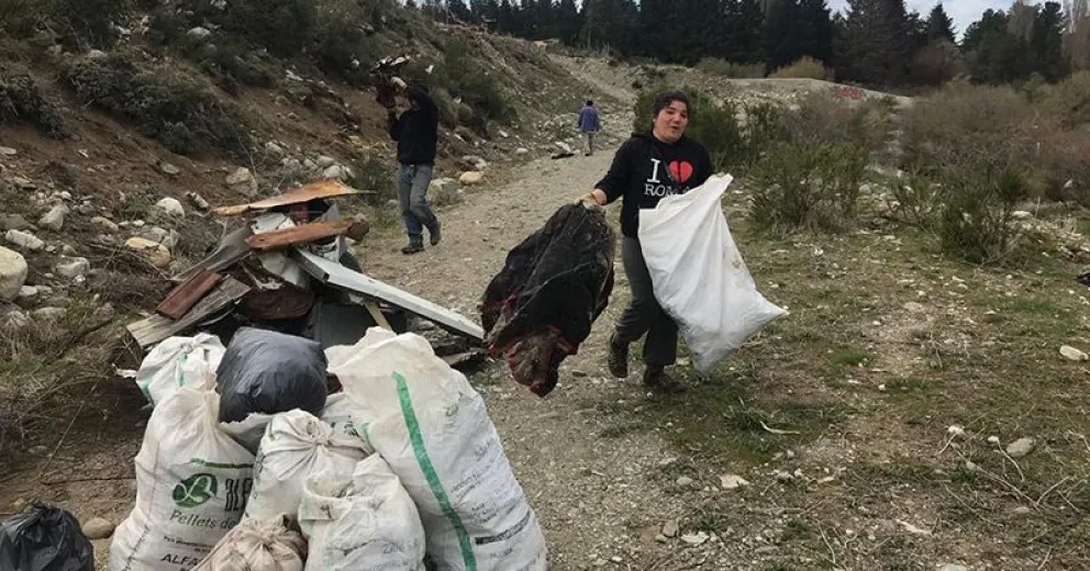 Hasta los niños se sumaron a la limpieza.