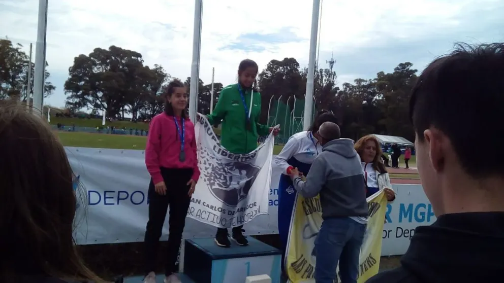 Rocío Oyarzun en el primer lugar del podio.