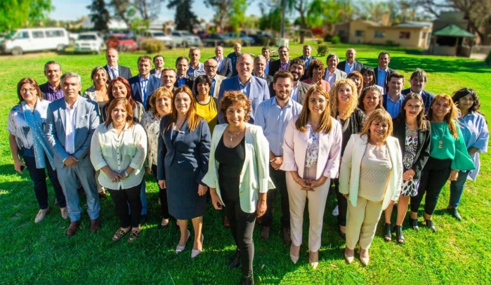 Carreras reunió a los futuros legisladores y a sus ministros