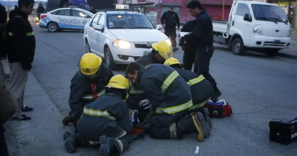 Los bomberos le brindaron las primeras atenciones al hombre atropellado en calle Onelli.