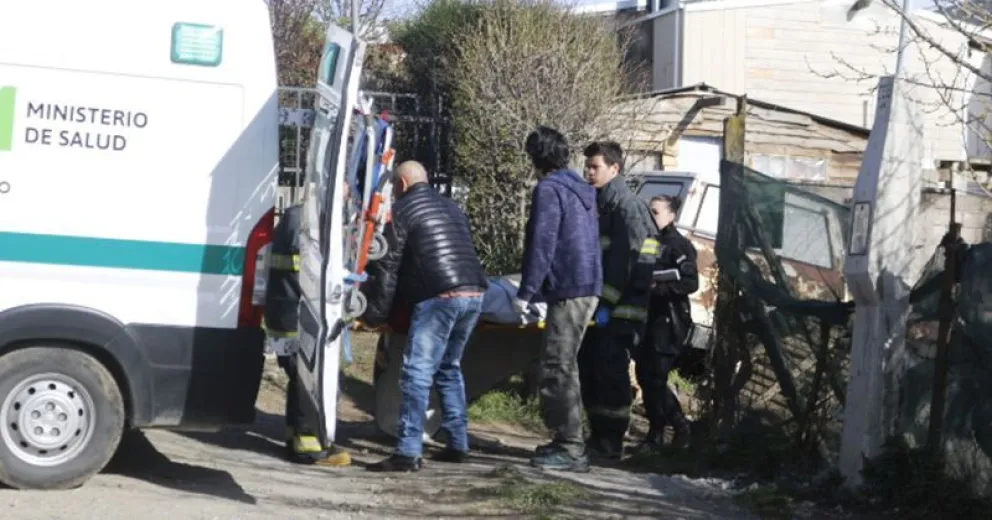 Un hombre resultó herido al caer de una escalera