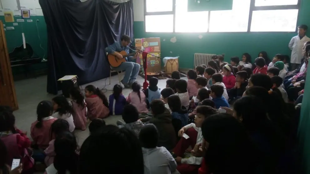 Los niños de la escuela Kailen disfrutan de espectáculos en “un mes dedicado al arte”