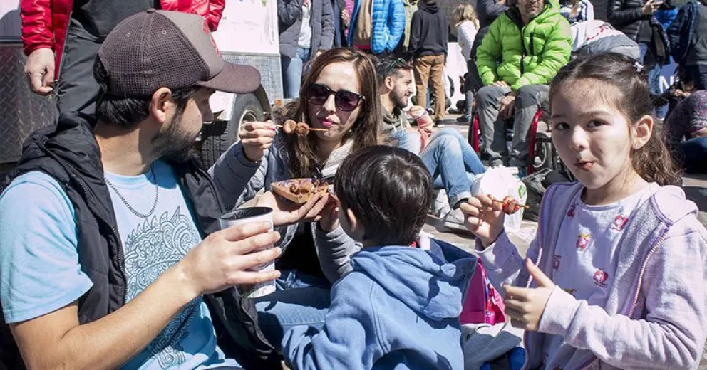 Una multitud participó del “cordero solidario” en el Bariloche a la Carta