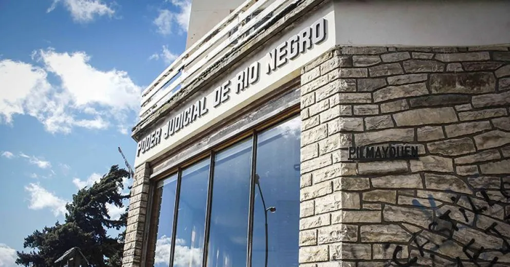 El trabajador comenzó a trabajar el 26 de septiembre de 2024 como conductor en recorridos entre Lago Puelo y El Bolsón. 