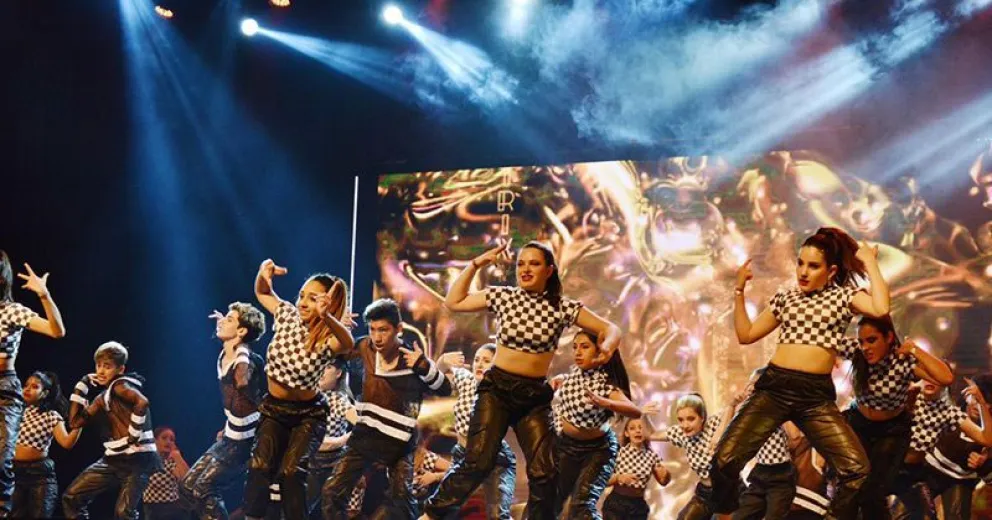 Bailarines barilochenses regresaron de Rosario con medallas de oro y plata