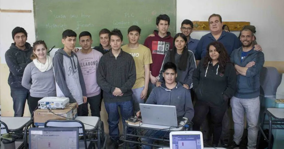 Los chicos quLos chicos que participan de los diferentes proyectos en el CET 28.e participan de los diferentes proyectos en el CET 28.