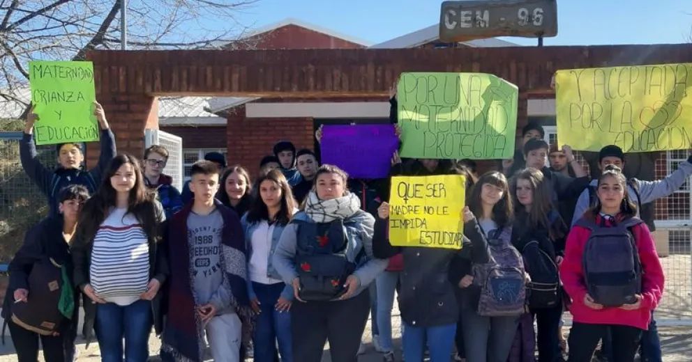 Estudiantes denuncian que a una compañera le impiden cumplir los períodos de lactancia de su bebé
