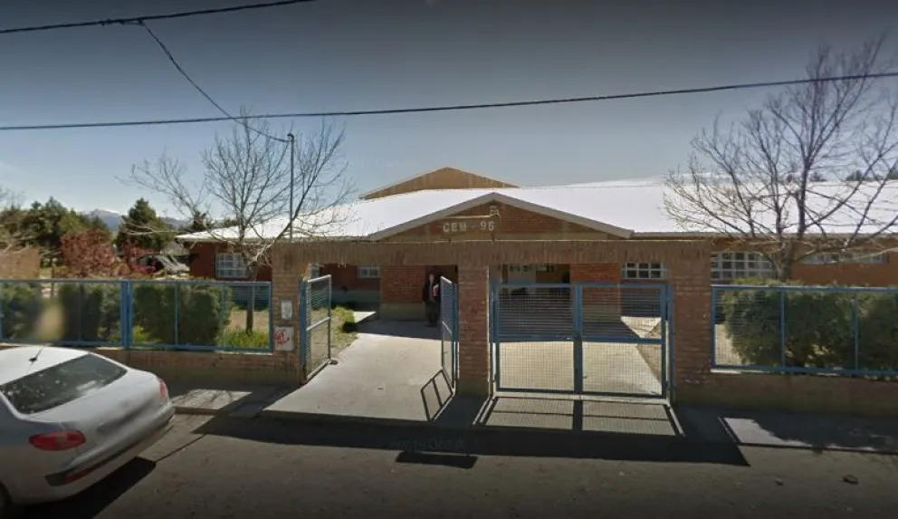 La directora de la ESRN 96 asegura que la joven madre tiene un "régimen especial de asistencia"