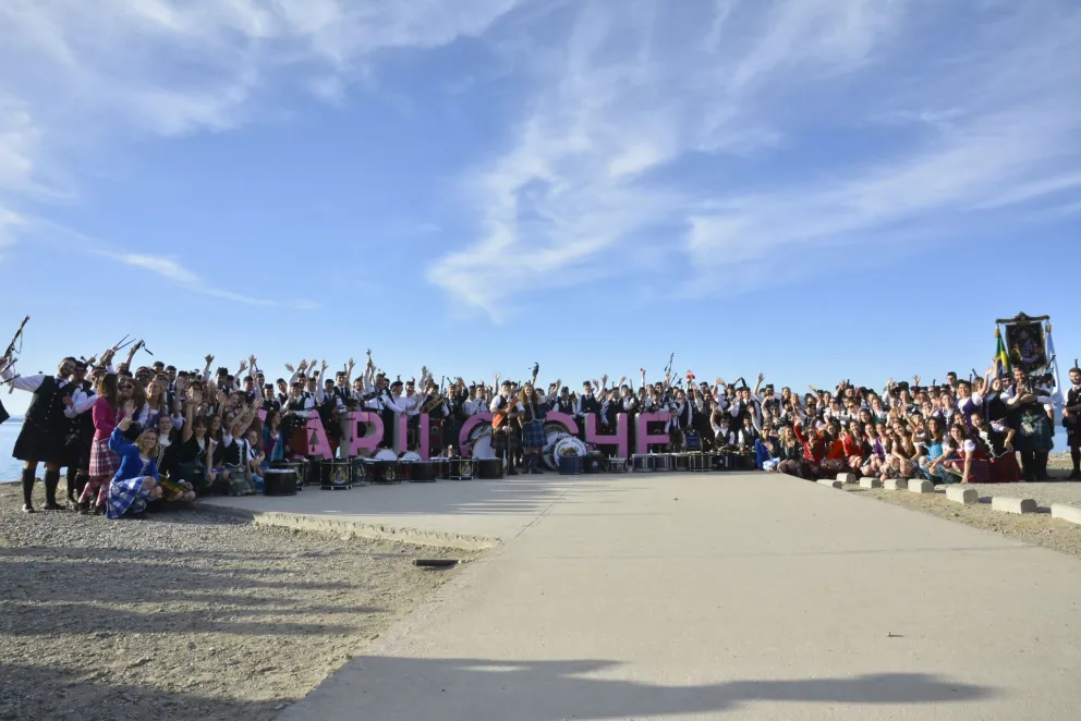 Las letras de "Bariloche" son color rosa por el Día Internacional contra el Cáncer de Mama