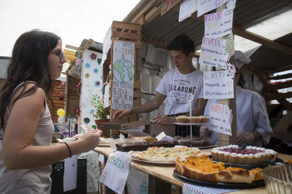 Jóvenes de Bariloche coparon el Centro Cívico con sus stands de la Semana de la Juventud
