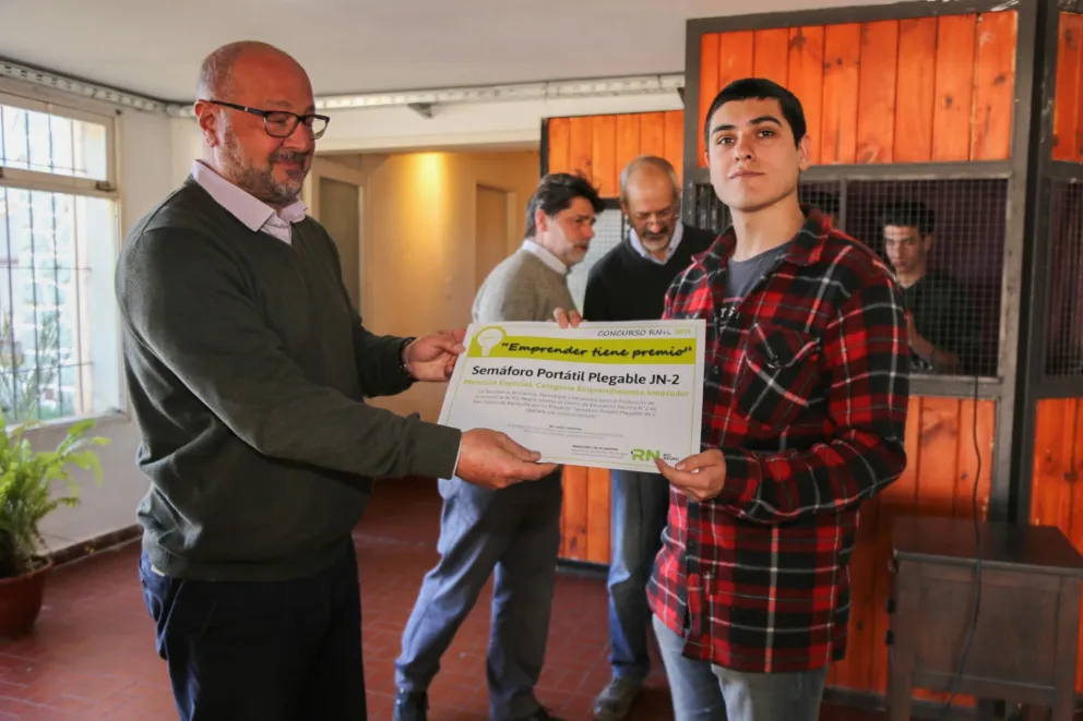 Distinguieron a alumnos de Bariloche por su incentivo a la innovación de proyectos tecnológicos   