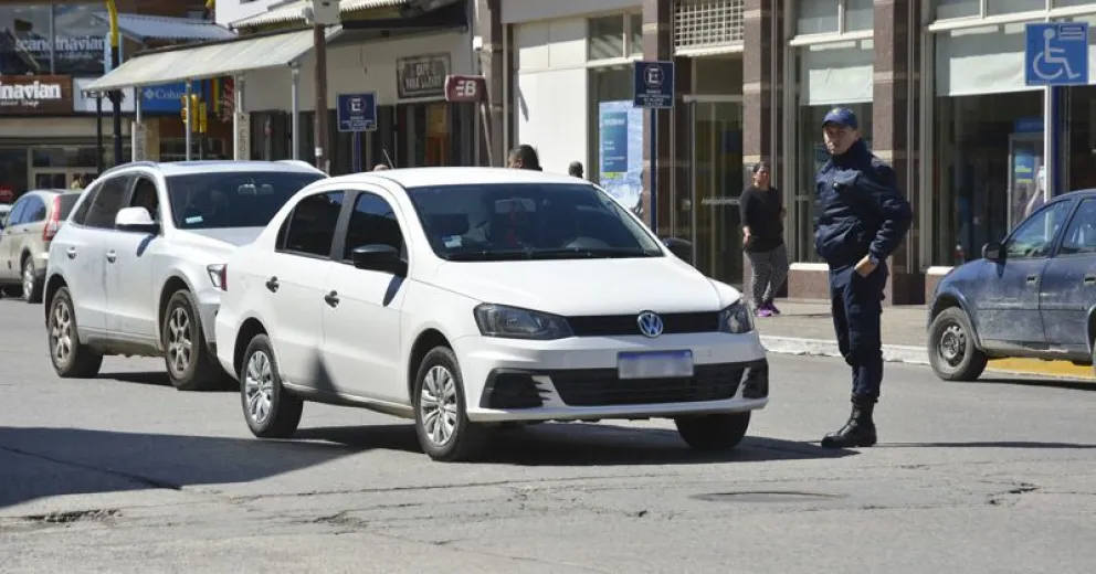 Una mujer hospitalizada tras ser golpeada por un auto
