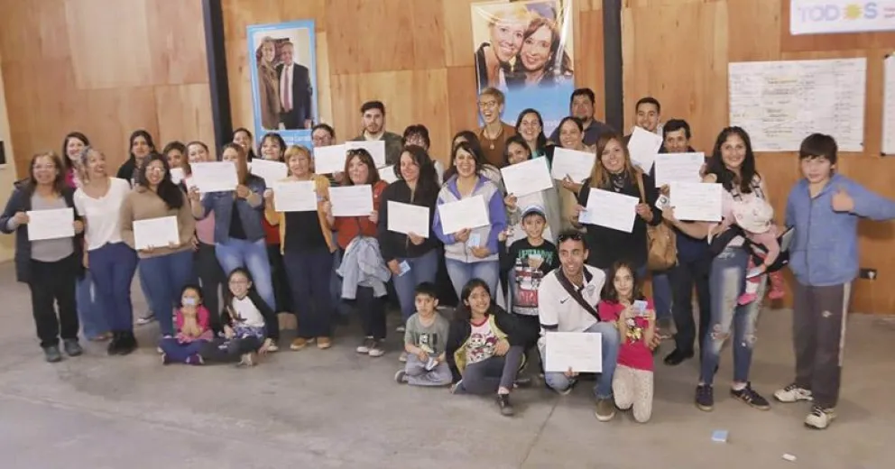García Larraburu entregó certificados de formación laboral