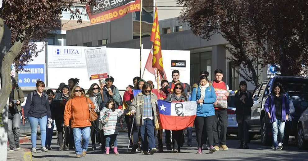 En Bariloche también marcharon hacia el Consulado de Chile en apoyo a su pueblo