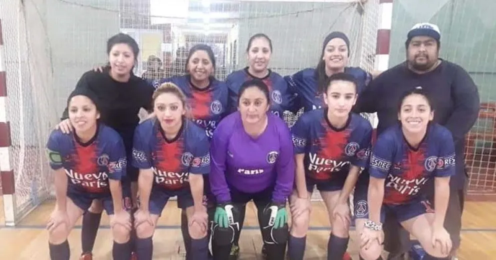 Las chicas de Nuevo Paris que juegan la final de la Copa de Oro.