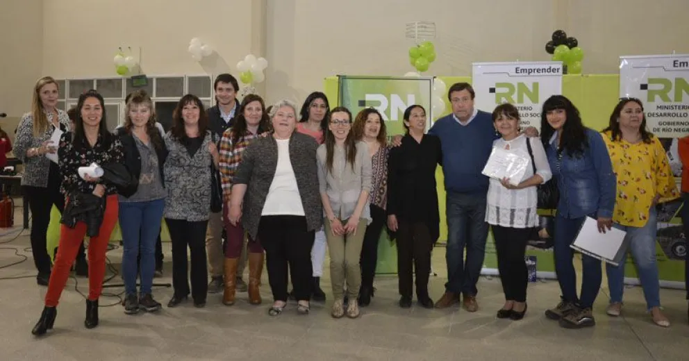 El gobernador entregó certificados a vecinos  que participaron del Programa Emprender
