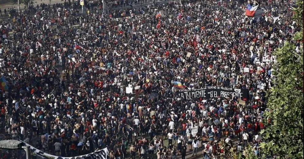 Masiva manifestación en Plaza Italia este martes