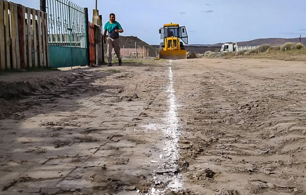 En Comallo, comenzó la pavimentación de la calle principal y concluye la obra de agua   