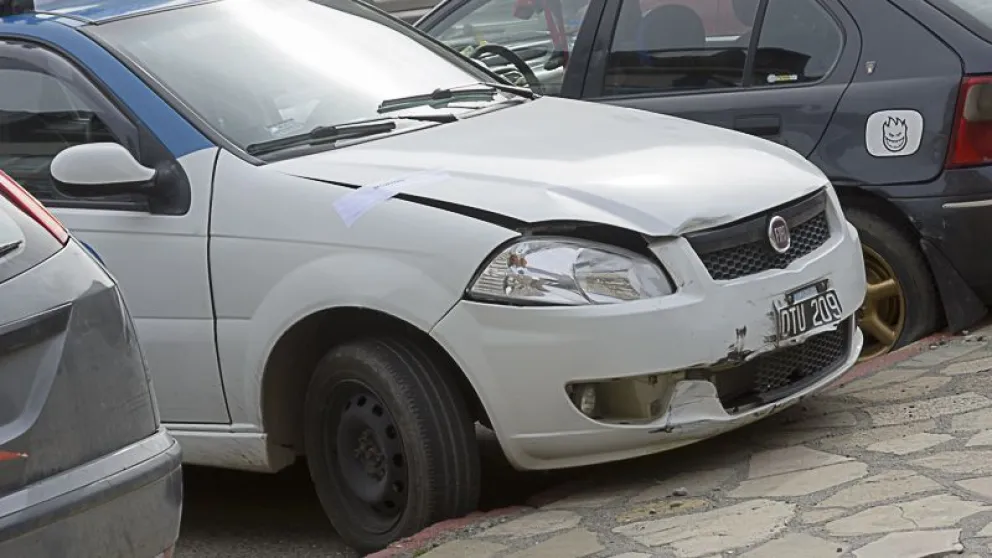 Una motociclista se fracturó el tobillo derecho al colisionar con un taxi