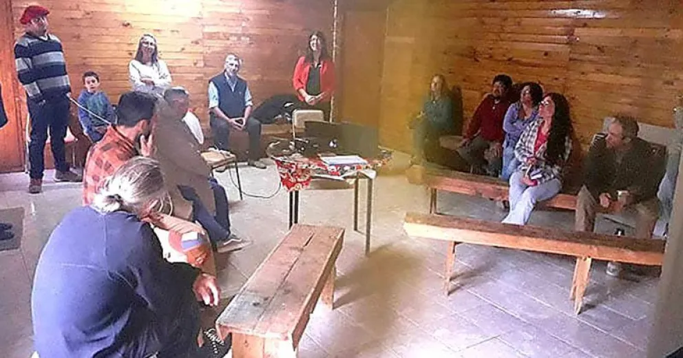 Vecinos participaron en el taller de poda de la CEB