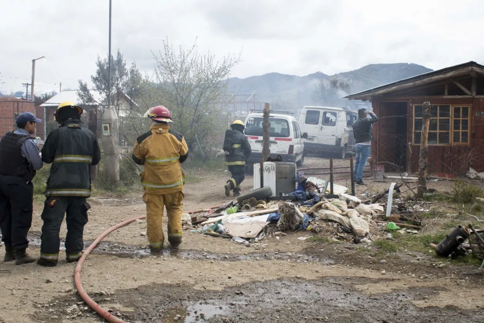 Una casa y dos autos se quemaron por completo en el Nahuel Hue