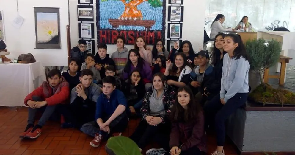 Alumnos del CET 25 realizaron un mural con grullas de colores
