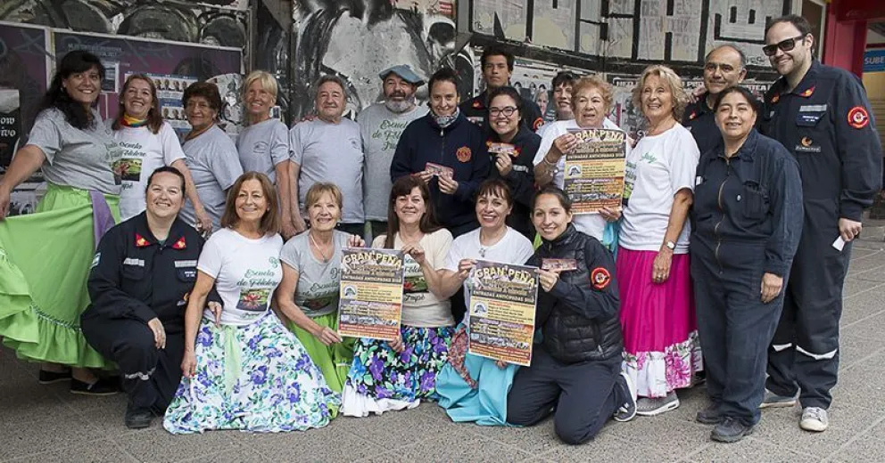 Danzas para promocionar la peña de Bomberos Voluntarios Bariloche