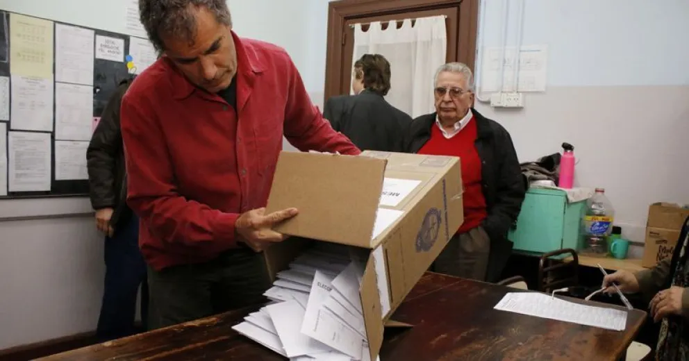 Minutos después de las 18 ya se abrieron las primeras urnas en la escuela 16.