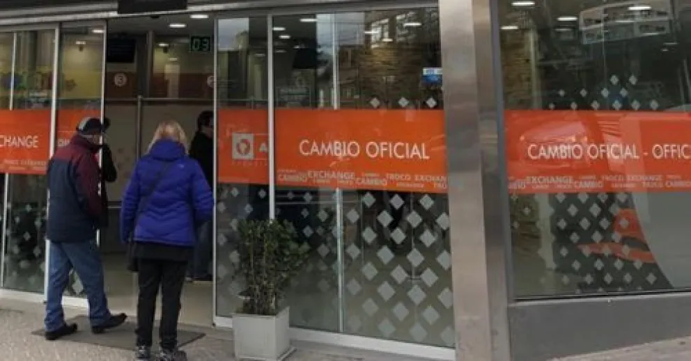 Luego del triunfo de Alberto Fernández y el endurecimiento del cepo, el dólar oficial abrió estable
