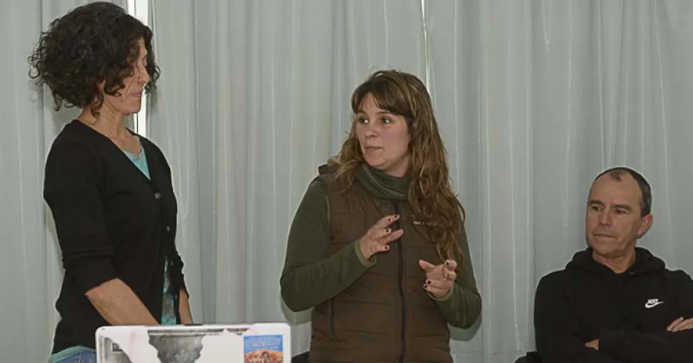 Vázquez y Flores dando la charla, a su lado Jorge Linquiman.