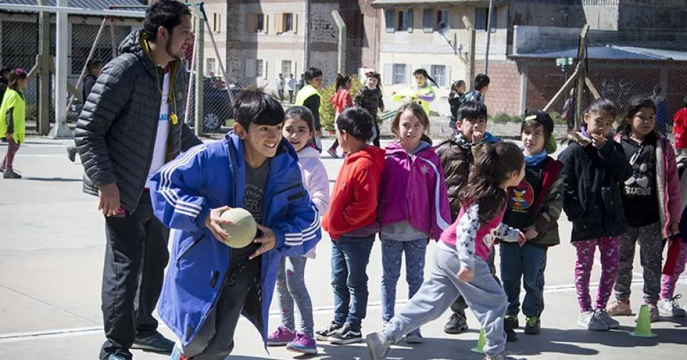 Salud y deportes en una jornada de confraternidad en la escuela 320