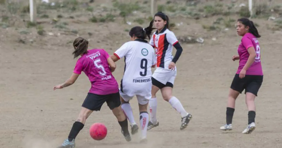Una escena de CAB 16-El Mallín en el torneo anterior.