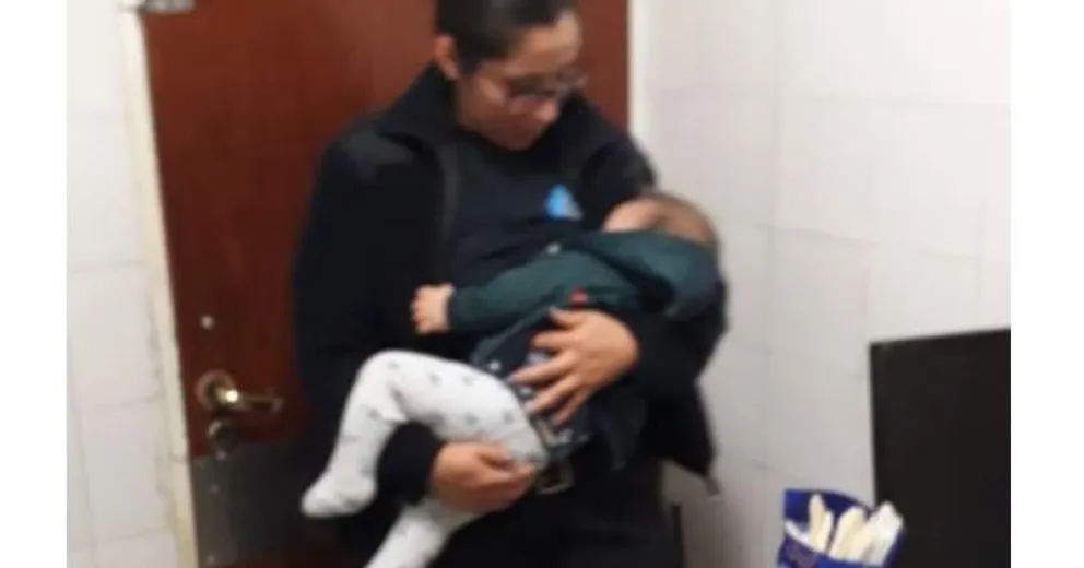 Policía cipoleña amamantó a un bebé que fue golpeado durante una inusual práctica religiosa