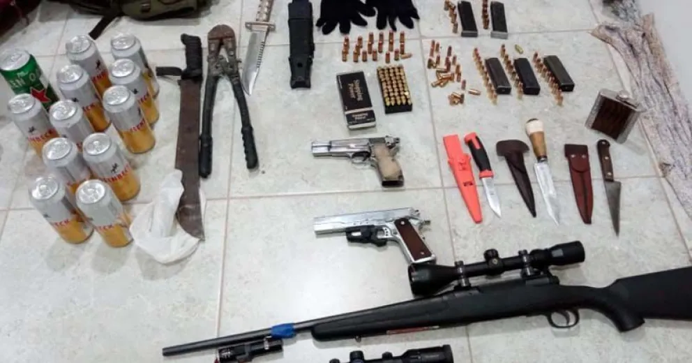 Las armas y otros elementos secuestrados en Pilcaniyeu.