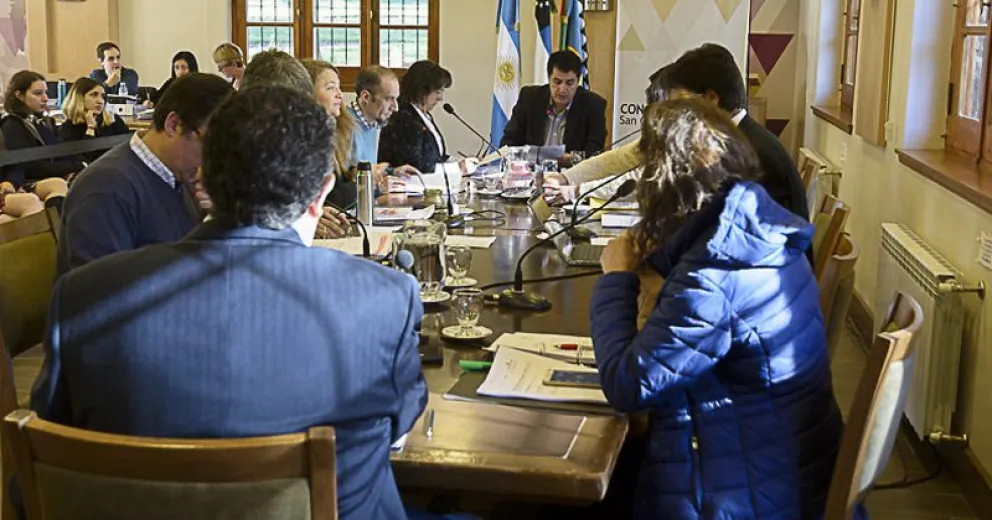 Otorgan comodato para construir una pileta y regularizan tierras en diversos barrios